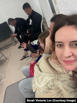 Sarah Victoria Lev împreună cu copiii, într-un adăpost din Tel Aviv, Israel, 2 martie 2026