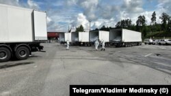 არქივის ფოტო. რუსეთის სატვირთო მანქანები უკრაინელი სამხედროების გვამებით. 17 ივლისი, 2025 წელი