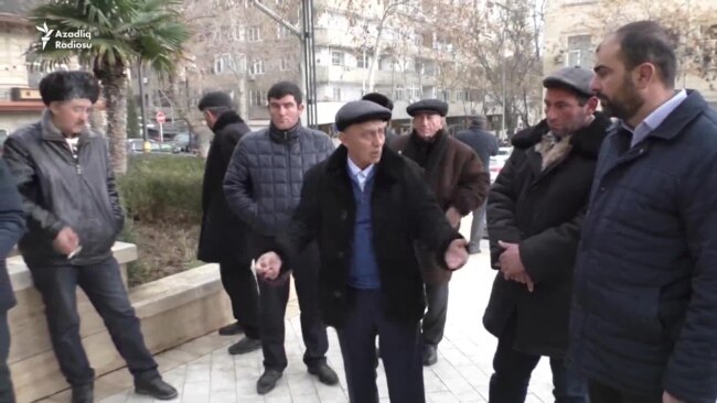 Fermerlər Prezident Administrasiyasının qarşısında etiraz edir