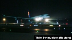 Lufthansa howagullugynyň uçary, Owgananystandan ewakuasiýa edilenler bilen, Germaniýanyň Franfkurt şäherinde gonuşy amala aşyrýar. 18-nji awgust, 2021 ý.