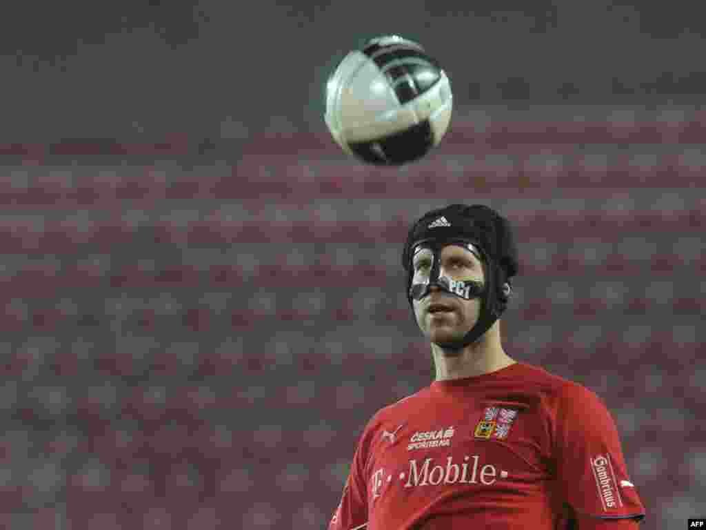 Mediji su objavili da će povrijeđeni golman češke reprezentacije Petr Čech igrati na utakmici protiv Crne Gore, 10.11.2011. Foto: AFP / Michal Čižek