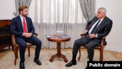 Armenia - Deputy Prime Minister Mher Grigorian meets U.S. State Department official Brendan Hanrahan in Yerevan, September 11, 2025.