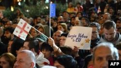 Поддржувачите на грузиската опозиција се собраа на протест против резултатите од парламентарните избори кои покажаа победа на владејачката партија Грузиски сон, пред зградата на парламентот во центарот на Тбилиси на 28 октомври.