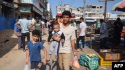 Oameni la piață în orașul Gaza, din Fâșia cu același nume, marți, 10 octombrie. Între timp stocurile de alimente s-au împuținat.