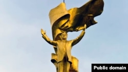 A golden statue of Turkmenistan's first president, Saparmurat Niyazov, which stands atop a massive monument dedicated to the country's status as a neutral country. 