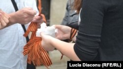 Panglici negru-oranj împărțite la Chișinău pe 9 mai 2012.