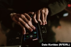 ელექტონული ეტლის სამართავი პულტი. ალექსის მხოლოდ ლაპარაკი და ხელის თითების მოძრაობა შეუძლია.