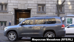 Един от автомобилите крие видимостта към входа на парламента, докато Пеевски минава през портала в друг автомобил.