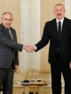 Прем'єр-міністр Вірменії Нікол Пашинян (ліворуч) і президент Азербайджану Ільхам Алієв під час зустрічі в Абу-Дабі, липень 2025 року