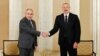 Прем'єр-міністр Вірменії Нікол Пашинян (ліворуч) і президент Азербайджану Ільхам Алієв під час зустрічі в Абу-Дабі, липень 2025 року