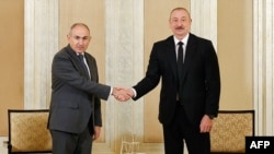 Прем'єр-міністр Вірменії Нікол Пашинян (ліворуч) і президент Азербайджану Ільхам Алієв під час зустрічі в Абу-Дабі, липень 2025 року