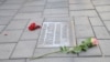 Cveće na mestu gde je 1986. ubijen švedski premijer Ulof Palme u centru Stokholma, 10. jun 2020.