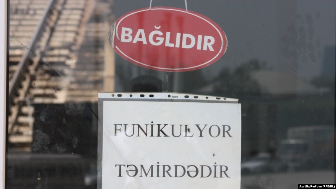 Şüşəsi qırılmış qapıya «Funikulyor təmirdədir» yazılmış elan