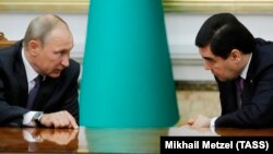 Russiýanyň prezidenti Wladimir Putin (çepde) we Türkmenistanyň eks-prezidenti Gurbanguly Berdimuhamedow. Arhiwden alnan surat.