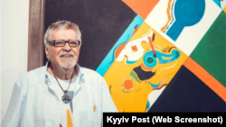 Олександр Дубовик біля однієї зі своїх картин на виставці