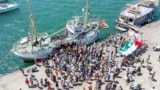 A Handala, amelyet a Szabadság Flottilla Koalíció üzemeltet, a szirakúzai kikötőből hajózott ki, fedélzetén körülbelül tizenöt aktivistával. A kikötőben több tucat ember gyűlt össze és „Szabad Palesztinát!” kiáltásokkal búcsúztatták őket