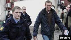 Алексей Навальный в сопровождении полицейского