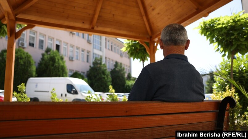 Një pacient i Qendrës për Shëndet Mendor duke kaluar kohë në oborr