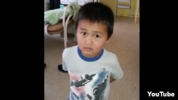 Мальчик, разыскивающий своих родителей. Скриншот с видео из Youtube.