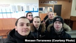 Сторонники оппозиционера Навального в отделении полиции в городе Комсомольск-на-Амуре