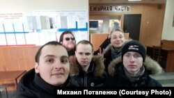 Сторонники российского оппозиционера Навального в отделении полиции в Комсомольск-на-Амуре