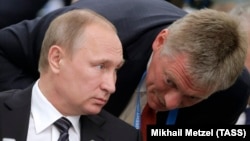 Vladimir Putin ve Dmitriy Peskov