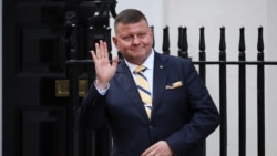 Валерій Залужний, посол України у Великій Британії, махає рукою, гуляючи Даунінг-стріт у Лондоні, Велика Британія, 17 березня 2026 року