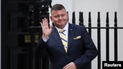 Валерій Залужний, посол України у Великій Британії, махає рукою, гуляючи Даунінг-стріт у Лондоні, Велика Британія, 17 березня 2026 року