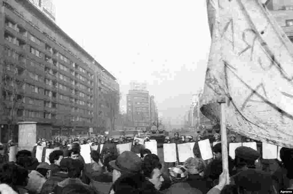 București, 21 decembrie 1989. Manifestanți anticomuniști adunați pe bdul Magheru, în semn de solidaritate cu victimele Timișoarei. Locul a fost ales de protestatari nu numai pentru că se afla în imediata apropiere a CC al PCR, sediul puterii, ci și pentru că se putea vedea din Hotelul Intercontinental unde se aflau mulți jurnaliști străini. Demonstranții se simțeau în acest fel mai protejați. Ideea nu a funcționat pentru că la lăsarea întunericului, forțele de ordine au tras din plin și au operat sute de arestări. Unii au încercat să se salveze prin tunelurile de la metrou, dar au fost împușcați. &nbsp;