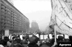 21 decembrie 1989, București - manifestație împotriva regimului comunist pe bulevardul Magheru, una dintre principalele zone în care au avut loc proteste în acele zile.