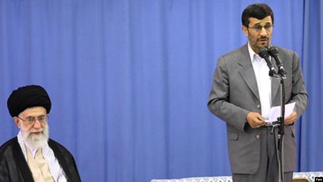 در حالی که روند انتقاد از دولت محمود احمدی نژاد شدت گرفته است، آیت الله خامنه ای با انتقاد از مخالفان دولت نهم، آنها را به «تخريب» این دولت متهم کرد. (عکس: فارس)