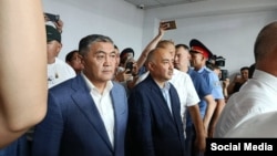 Камчыбек Ташиев и Нурлан Тургунбек уулу в суде 