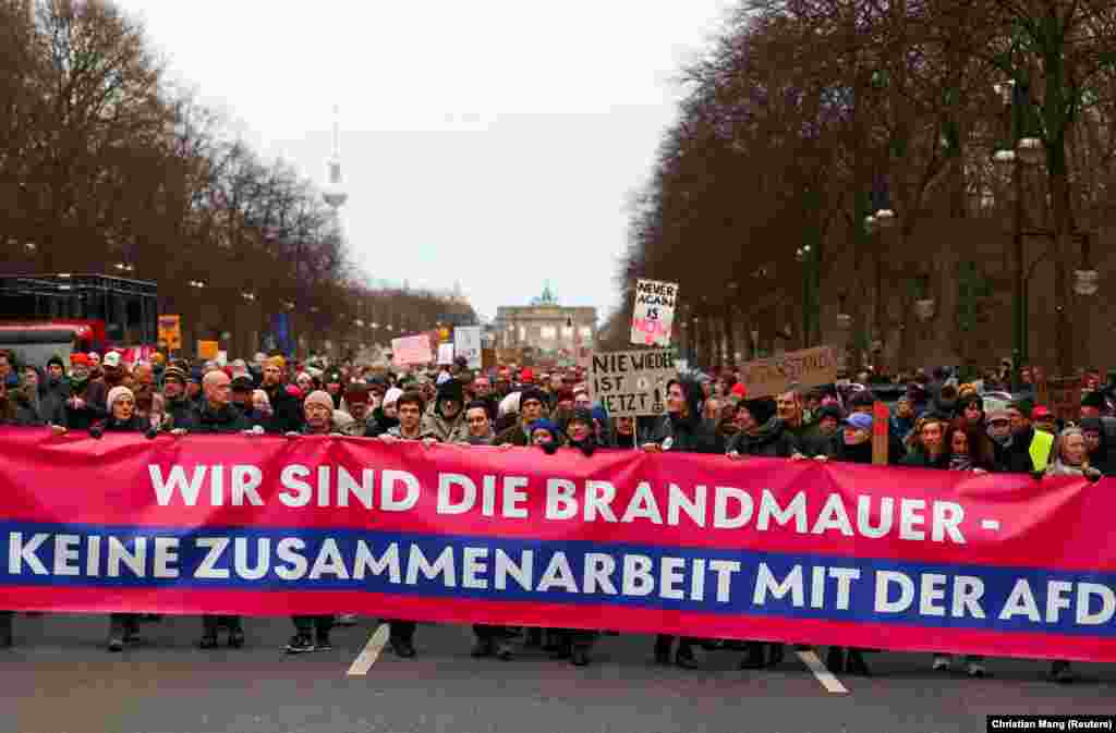 Protestues duke mbajtur një pankartë me mesazhin: &quot;Ne jemi muri, jo bashkëpunimit me AfD-në&quot;.