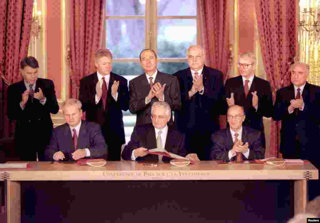 France -- Serbian President Slobodan Milosevic ,Croatian President Franjo Tudjman and Bosnian President Alija Izetbegovic sign the Bosnian peace agreement in Paris, December 14, 1995