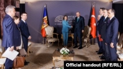 Delegațiile R. Moldova și a Turciei la întâlnirea în marja Forumului Diplomatic de la Antalya din 18 aprilie 2026. În centru - președinții Maia Sandu și Recep Tayyip Erdoğan
