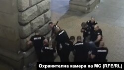 Това е един от кадрите, на които според прокурор Иван Иванов е допуснато "смесване на лица" - друг протестиращ е припознат като Евгени Марчев