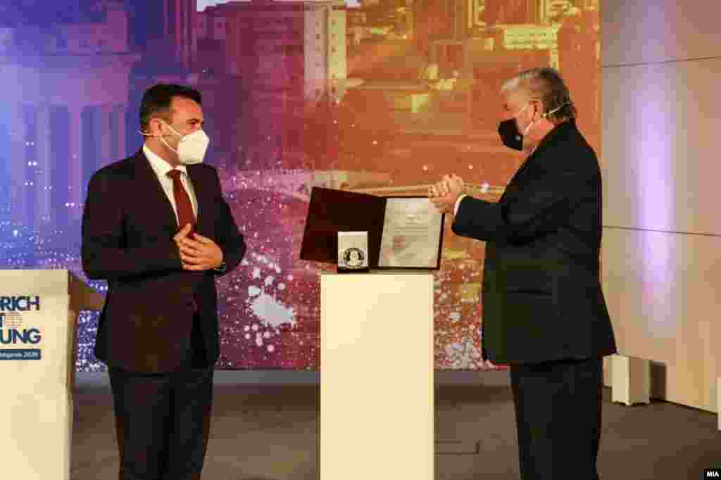 МАКЕДОНИЈА - Премиерот Зоран Заев, на кој денеска во Берлин му беше врачена наградата за човекови права за 2020 година на Фондацијата Фридрих Еберт, потенцираше дека парите од наградата ќе ги донира во нашиот државен здравствен солидарен фонд во борба против Ковид 19. Заев денеска се сретна и со германскиот допломат Хајко Маас во врска со ветото од Бугарија за преговарачката рамка за Македонија. 