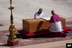 Arkivoli i Papa Françeskut në sheshin e Shën Pjetrit, Vatikan.