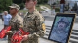У Михайлівському золотоверхому соборі Києва прощаються з загиблим командиром взводу 72-ї окремої механізованої бригади ім. Чорних Запорожців Романом Орищенком на псевдо «Орлик».<br>Роман загинув 2 липня на Покровському напрямку. Йому було 47 років