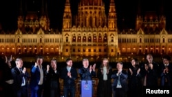 Peter Madyar, lider opozicione Tisze, slavi nakon objavljivanja rezultata parlamentarnih izbora u Mađarskoj.