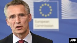 Secretarul general al NATO Jens Stoltenberg la conferința de presă comună cu președintele Comisiei Jean-Claude Juncker la Bruxelles, 16 iunie 2015.