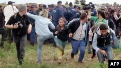 Пэтра Ласла б'е дзяўчынку-мігрантку (кадр зь відэа)