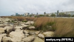 Aktau kenarýakasyndan Hazar deňziniň görnüşi. 2026-njy ýylyň 15-nji apreli