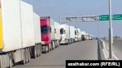 Eýrandan gelýän ýük awtoulaglary Türkmenistanyň Farap sebitinde türkmen-özbek serhedinden geçmek üçin nobata durýarlar.