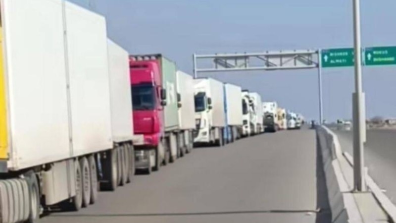 Türkmen-eýran gümrük geçelgesi işläp başlady, serhetde ýüzlerçe ýük ulagy jemlendi