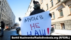 Під час мітингу біля Офісу президента, де проходило засідання РНБО. Протестувальники вимагали заборони проросійських інформаційних ресурсів в Україні. Київ, 19 лютого 2021 року