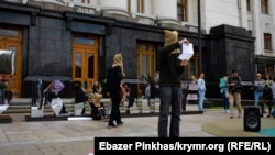 «Жизни заложников Кремля – не игрушки»: акция-перформанс под Офисом президента в Киеве (фотогалерея)