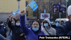 Шоқан Уәлиханов ескерткіші алдына митингіге жиналғандар. Алматы, 31 қазан 2020 жыл.