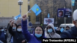 Участники субботнего митинга в Алматы.