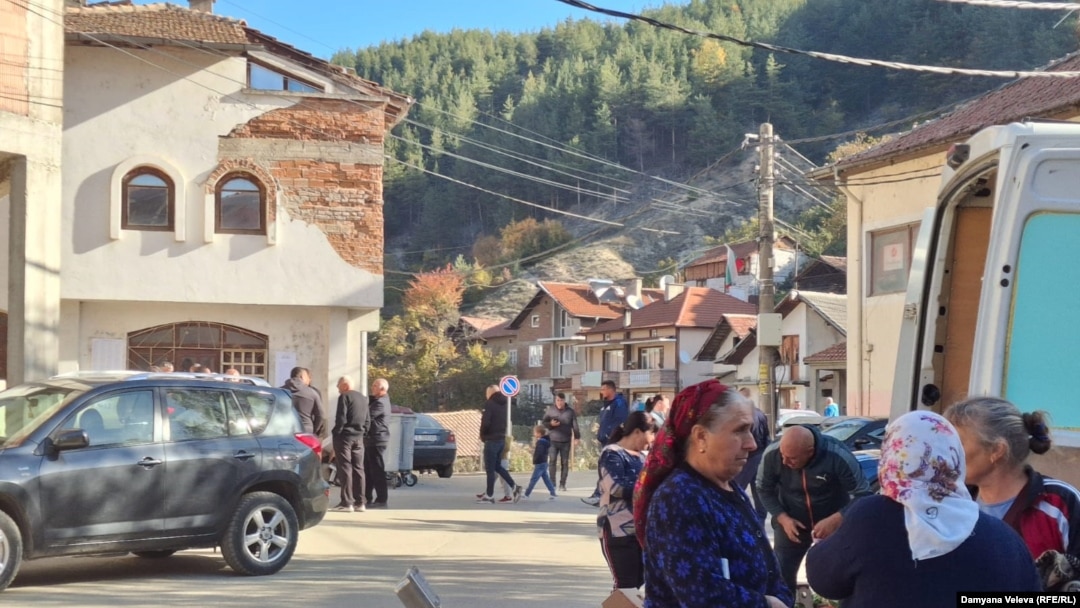 Площадът в Долно Осеново в изборния ден. Едната от двете секции в селото е в сградата насреща, другата - в сградата вдясно.